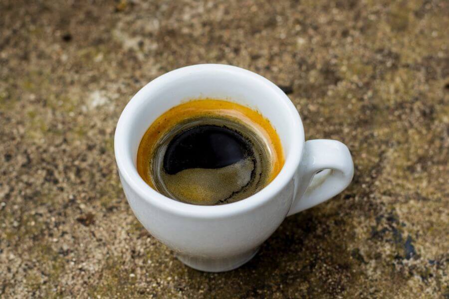 How to drink espresso - Skim away the crema